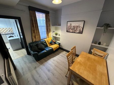 Room 5, 25 Colenso Parade, Belfast, BT9 5AN - Photo 3