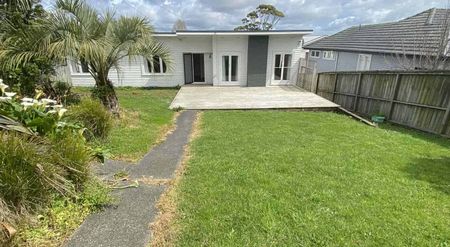 Newly Renovated Three-Bedroom - Mt Wellington - Photo 5