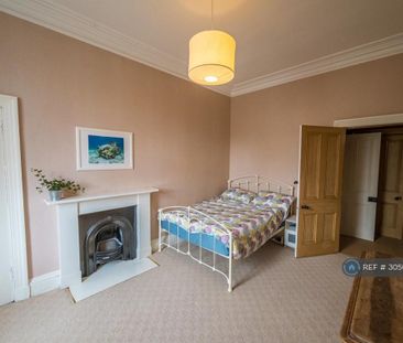 3 bedroom flat to rent - Photo 2