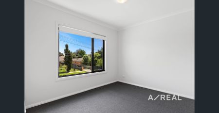 4 Bedroom House & Modern Comfort and Convenience in a Prime Location - Photo 2