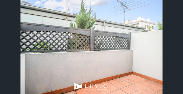 Exceptional Townhouse Living in a Prestigious Melbourne Locale - Photo 1