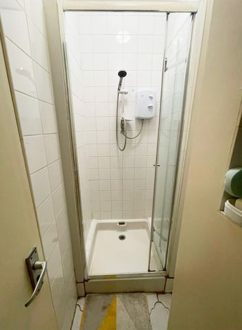 One Bedroom House to rent in London - Photo 4