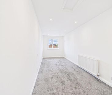 4 bedroom semi-detached house to rent - Photo 2