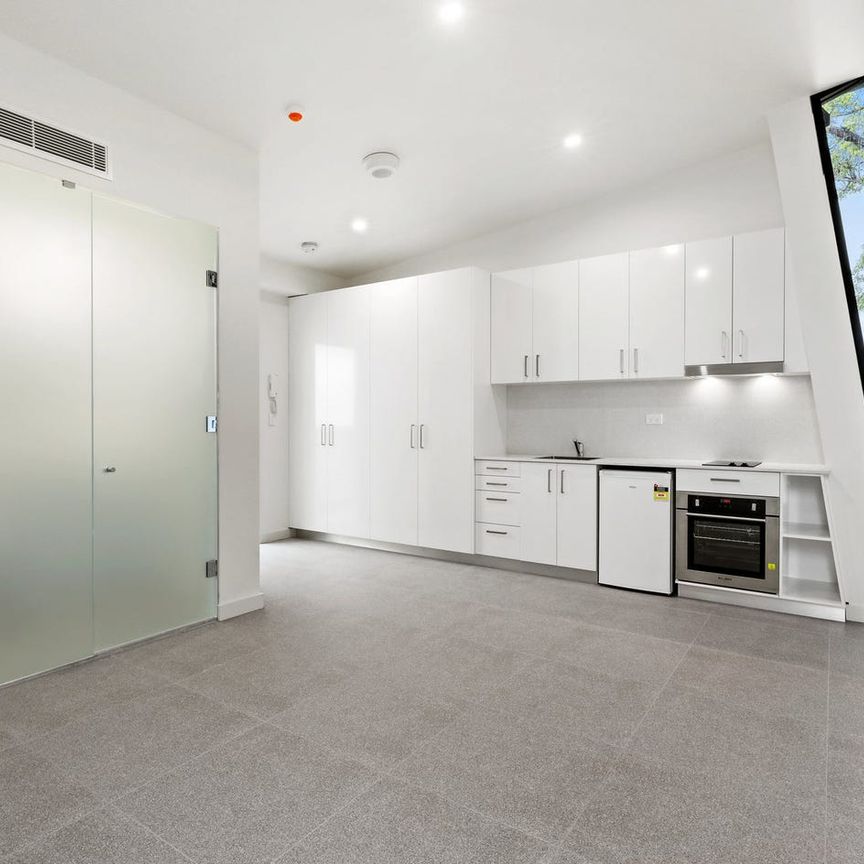 Immaculate studio like never seen before! - Photo 1