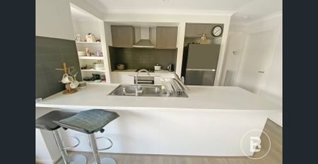 MODERN 4 BEDROOM HOME - Photo 4