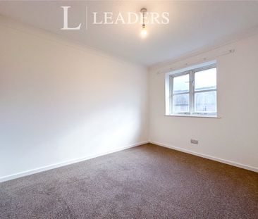 3 bedroom house to rent Hunter Close, Gosport, PO13 - Photo 1