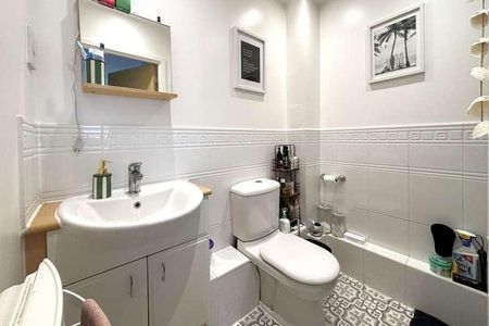 Woking, Surrey, GU22 - Photo 5