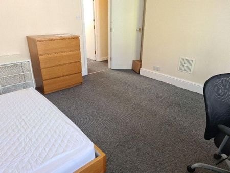 3 bedroom flat to rent - Photo 4