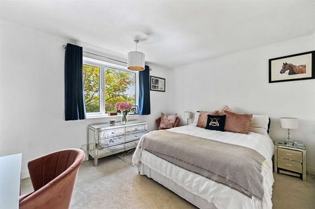 A beautifully presented first floor one bedroom apartment located only a 0.7 mile walk away from Croxley Underground Station. Available beginning of December and offered unfurnished. - Photo 3