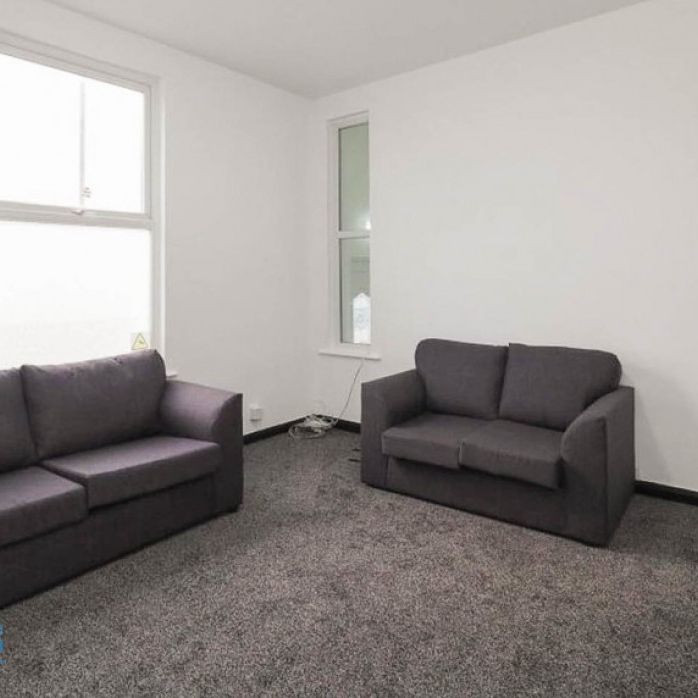 References Pending - 6 bed End Terraced House - Photo 1