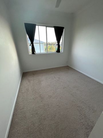 Helensvale - Photo 3