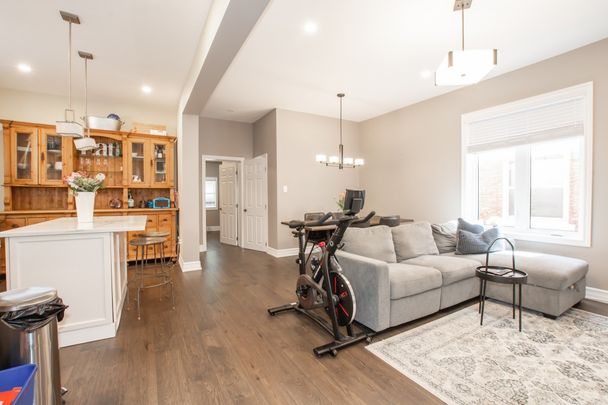 **ALL INCLUSIVE** 2 Bedroom Main Unit in Hamilton!! - Photo 1