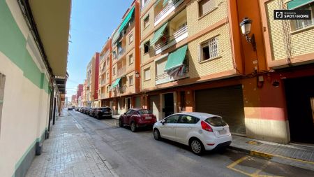 Room in a shared 3-bedroom apartment for rent in Cabanyal-Canyamelar. - Photo 5