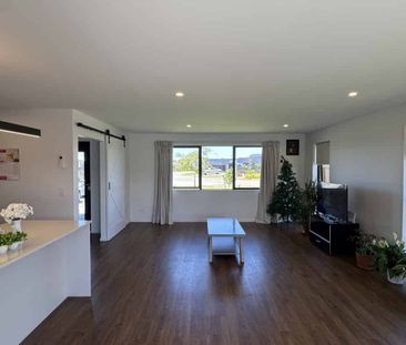 Warm, Welcoming & Wonderfully Modern - Photo 4