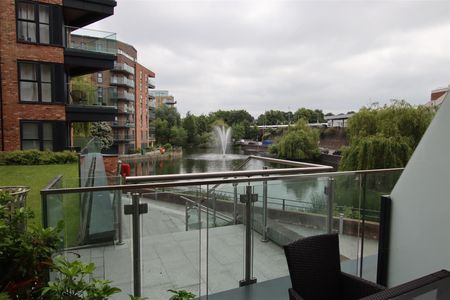 3 bedroom Apartment to let - Photo 3