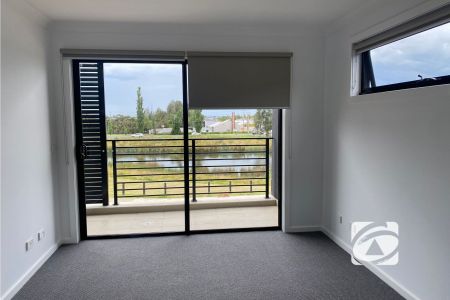 MODERN LAKESIDE LIVING IN SOUGHT-AFTER TIMBERTOP ESTATE - Photo 3