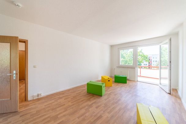 Attraktive Wohnung im Herzen von Halle-Neustadt - Küche und Bad mit Fenster - Foto 1