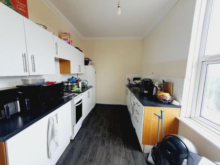2 bedroom flat to rent - Photo 4