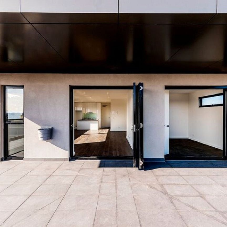 TOP FLOOR SUB-PENTHOUSE IN THE HEART OF OAKLEIGH**Application Pending** - Photo 1
