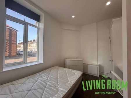 3 bedroom flat to rent - Photo 4