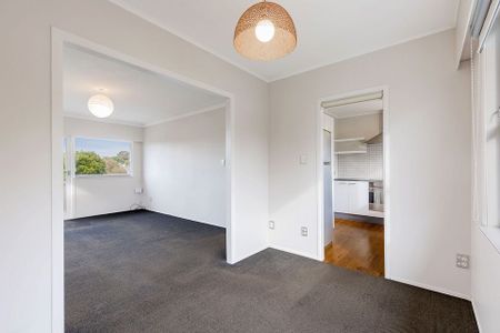 Charming 3BR Unit in Remuera! - Photo 2