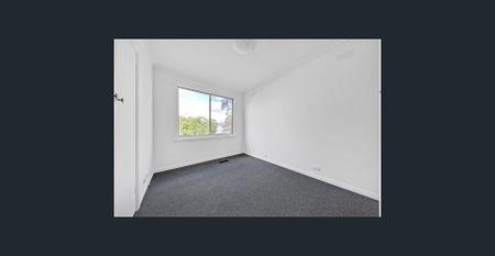 🏡 Charming 3-Bedroom Home in Prime Belmont Location - Photo 5