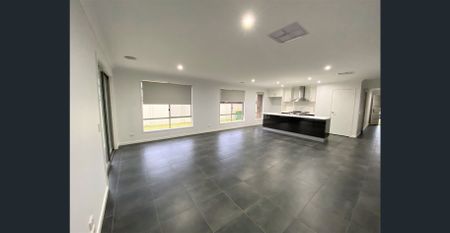 Modern 4 Bedroom Family Home - Photo 2