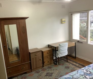 4-bedroom shared house, Jennier Crescent - Photo 2
