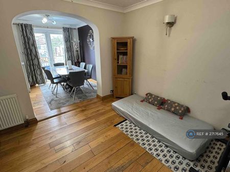 3 bedroom end of terrace house to rent - Photo 3