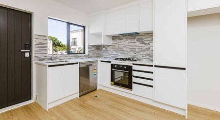 Spacious 3-Bedroom Townhouse Available for Rent in Papatoetoe - Photo 2