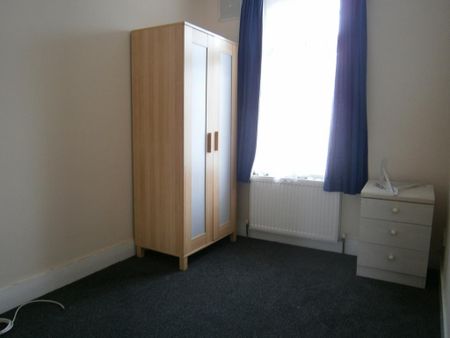 4 bedroom semi-detached house to rent - Photo 2