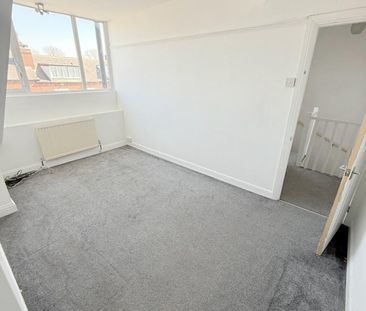 3 Bed Terraced House, Parkfield Grove, LS11 - Photo 2