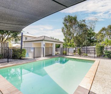 Stylish, 3 Bedroom Spacious Townhouse in sought after North Lakes. - Photo 3