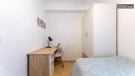 Room for rent in 4-bedroom apartment in Burjassot - Photo 2