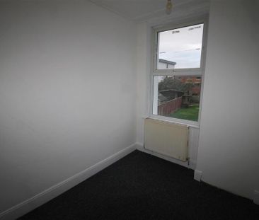 3 bedroom end of terrace house to rent - Photo 4