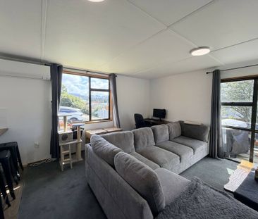 A sunny and spacious townhouse! - Photo 1