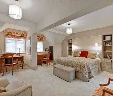 Elegant mid-terrace first and second floor maisonette in central Wi... - Photo 2