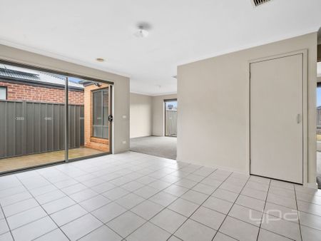 4 BEDROOM FAMILY HOME - Photo 2