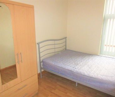 Great House ~ All Bedrooms Upstairs, 45 Agincourt Avenue, Queens Qu... - Photo 2