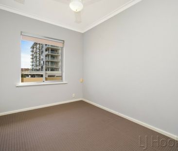 Renovated 2 Bedroom Apartment - Photo 4