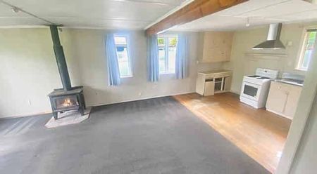 Lovely Semi-Rural Three Bedroom Home - Photo 2