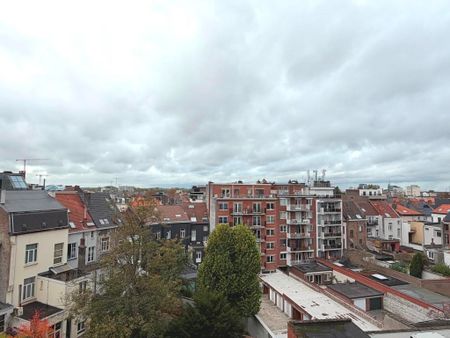 Stijlvol en ruim appartement met 3 slaapkamers en terras - Photo 2