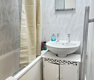 2 Bed Terraced House, Lyneham Walk, E5 - Photo 2