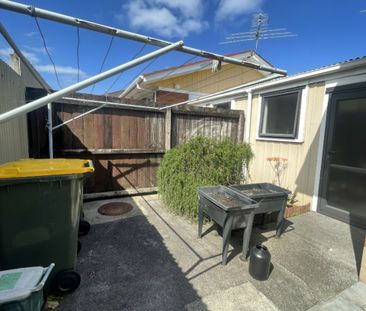 Close to town centre - Photo 3