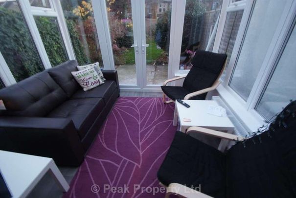 1 bedroom in a house share to rent - Photo 1