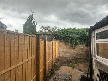 3 bedroom terraced house to rent - Photo 5