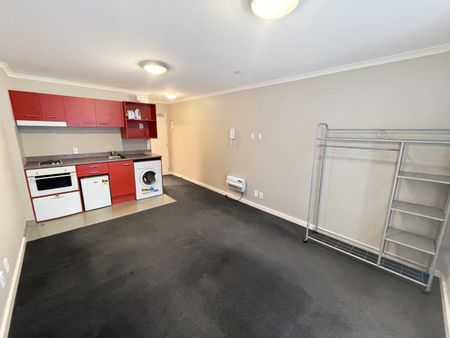 SECURE CENTRAL STUDIO APARTMENT - Photo 4