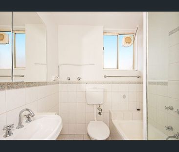 GROUND FLOOR APARTMENT! - Photo 6