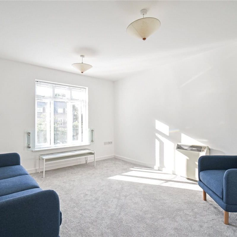 Modern 1 bedroom 1st floor apartment at this prestigious development in Cambridge within walking distance of the City Centre, Science Parks & local high street. Electric heating. Allocated parking & bicycle store. Furnished. - Photo 1