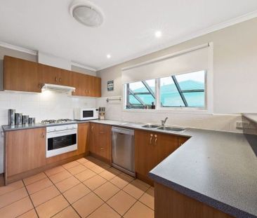 The Perfect Family Home - Space, Comfort and a Great Location - Photo 5